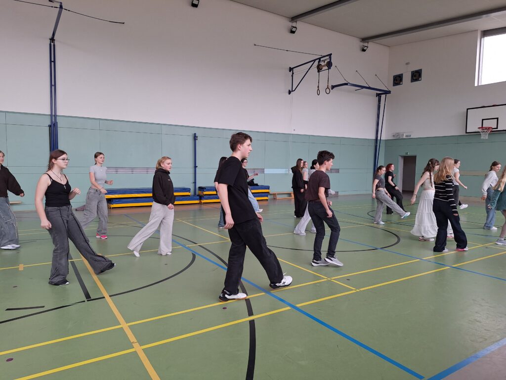 Žáci nacvičují taneční sestavy