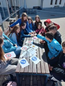 žáci při určování dopravních značek