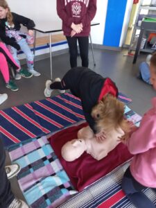 žáci při nácviku první pomoci