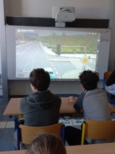 žáci při řešení situace na křižovatce